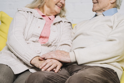 un couple de sénior apaisé et satisfait de l'accompagnement et des services de l'AGMAD