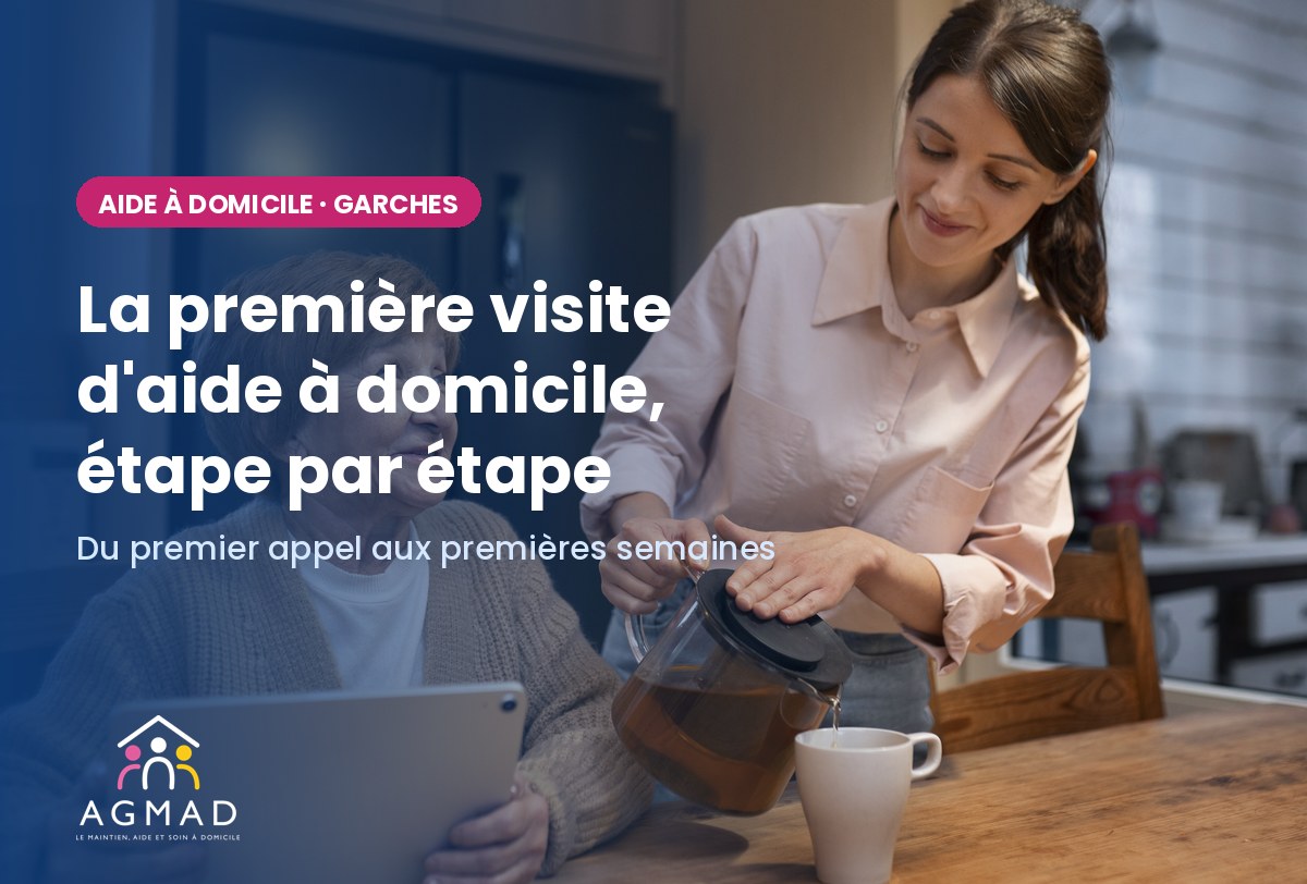 Intervenante AGMAD servant le thé à une personne âgée chez elle : la première visite d'aide à domicile, étape par étape